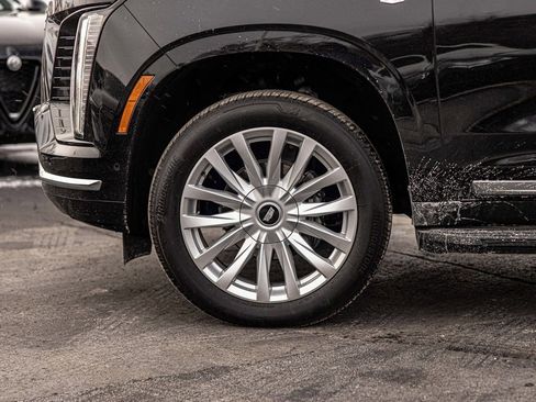 Used 2025 Cadillac Escalade Luxury image 9