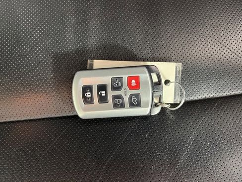Used 2016 Toyota Sienna SE image 18