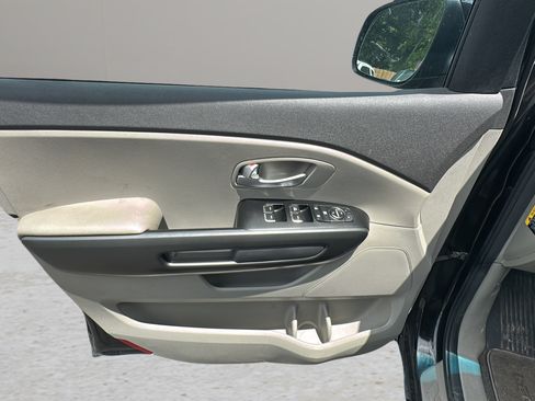 Used 2018 Kia Sedona L FWD image 18