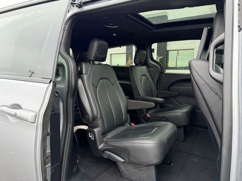Used 2021 Chrysler Pacifica Touring-L w/ Uconnect Theater Family Group AWD/4WD image 31