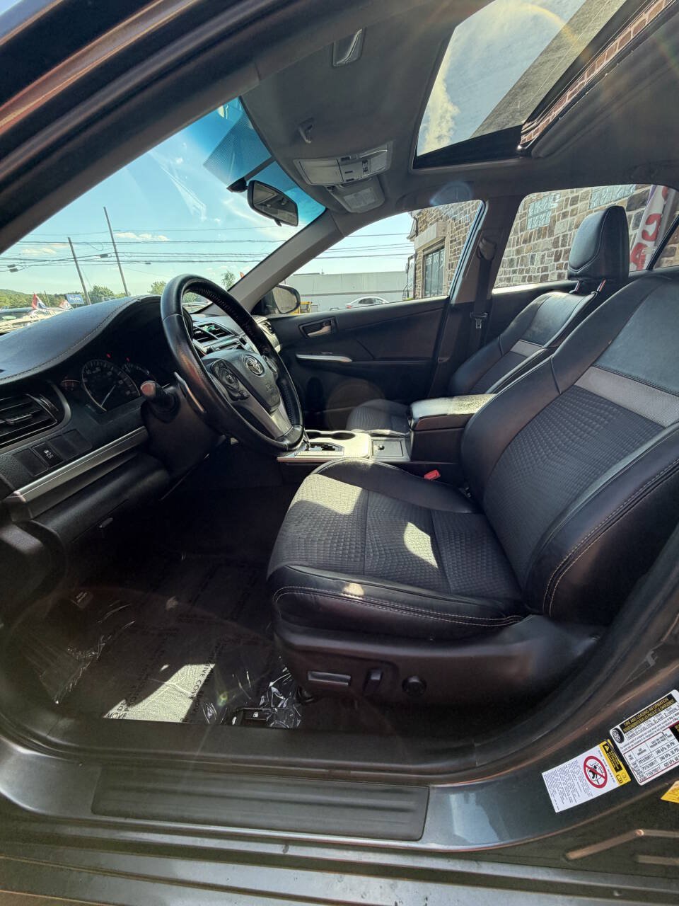 Used 2014 Toyota Camry SE w/ Moonroof Package FWD image 22