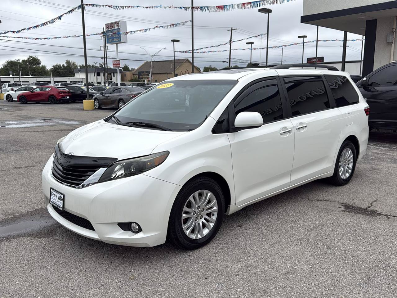 Used 2017 Toyota Sienna XLE w/ XLE Navigation Package FWD image 2