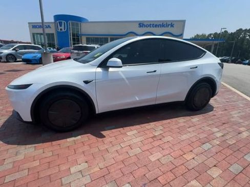 Used 2026 Tesla Model Y 2WD image 7