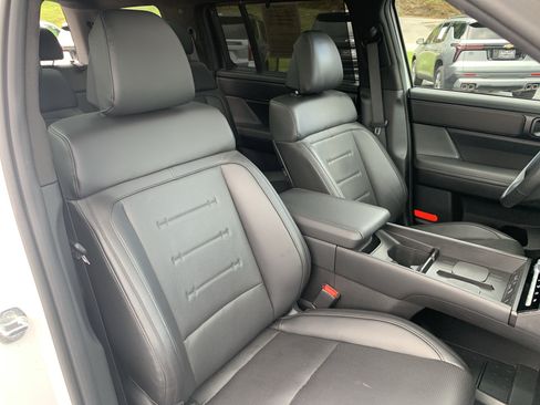 Used 2025 Hyundai Santa Fe Calligraphy AWD/4WD image 48
