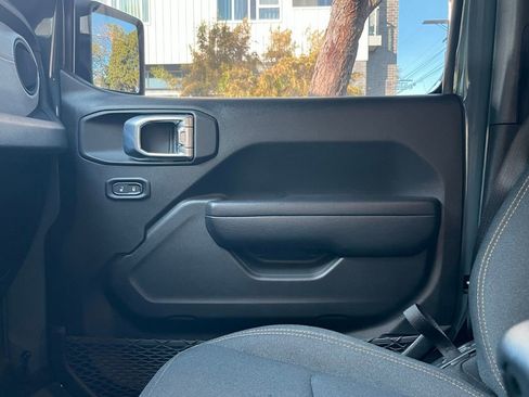 Used 2024 Jeep Wrangler Unlimited image 15