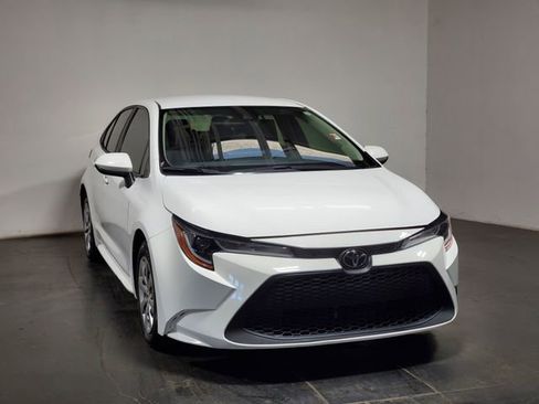 Used 2020 Toyota Corolla LE image 2