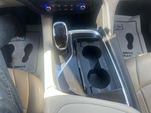 Used 2018 Buick Enclave Essence image 18