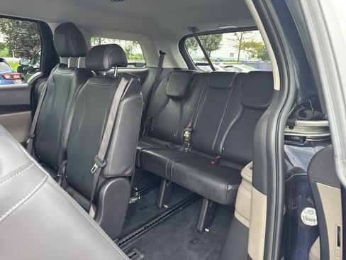 Used 2025 Kia Carnival FWD image 24