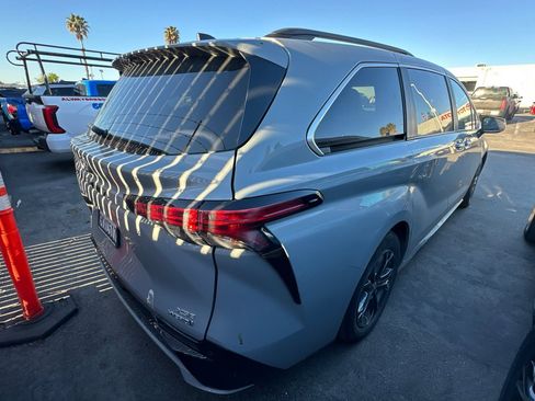 Used 2024 Toyota Sienna XSE w/ XSE Plus Package image 5
