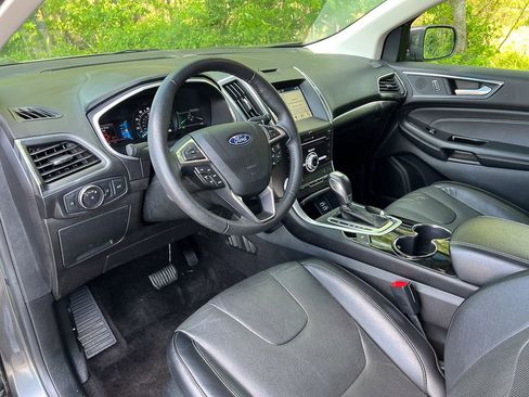 Used 2018 Ford Edge Titanium w/ Equipment Group 301A AWD/4WD image 18