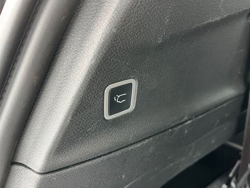 Used 2025 Chrysler Pacifica Select image 23