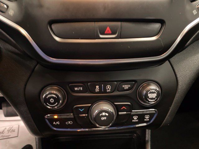 Used 2019 Jeep Cherokee Latitude FWD image 22