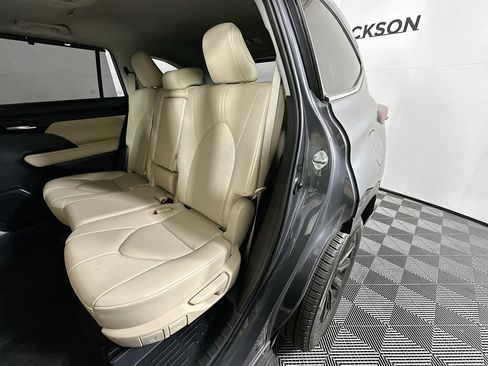Used 2023 Toyota Highlander XLE image 26
