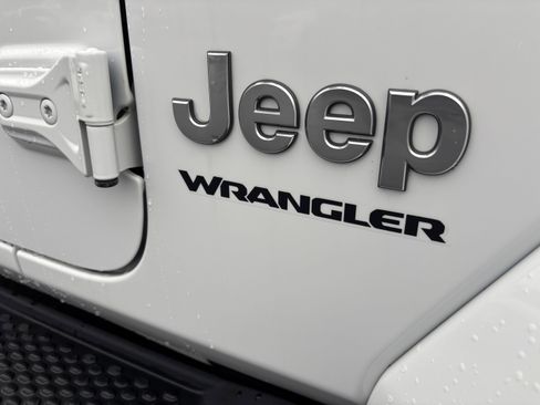 Used 2023 Jeep Wrangler Sahara w/ Cold Weather Group image 10