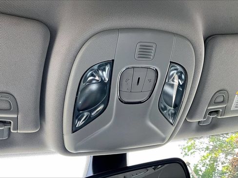 Used 2018 Jeep Compass Latitude FWD image 25