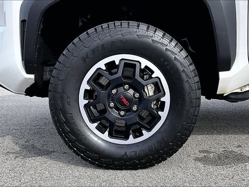 Used 2025 Toyota Tacoma TRD Off-Road image 9