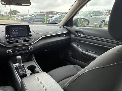 Used 2025 Nissan Altima 2.5 SV FWD image 29