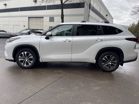 Used 2024 Toyota Highlander AWD image 7