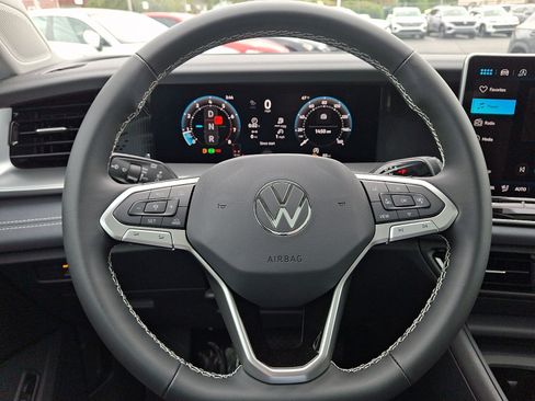 New 2026 Volkswagen Tiguan SE FWD image 14
