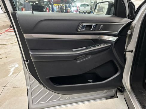 Used 2018 Ford Explorer XLT w/ Equipment Group 201A AWD/4WD image 9