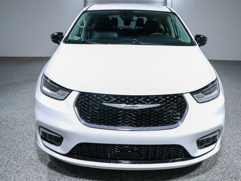 Used 2024 Chrysler Pacifica Touring-L FWD image 4