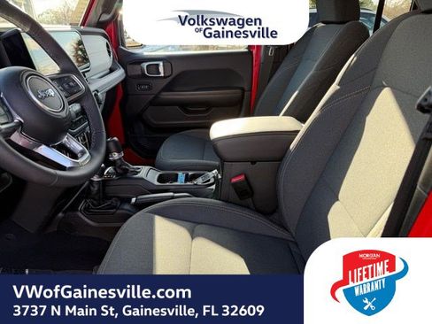 Used 2025 Jeep Wrangler Sahara image 17