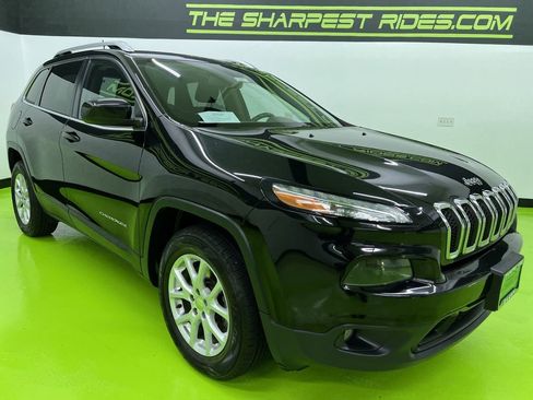 Used 2017 Jeep Cherokee Latitude w/ Comfort & Sound Group AWD/4WD image 2