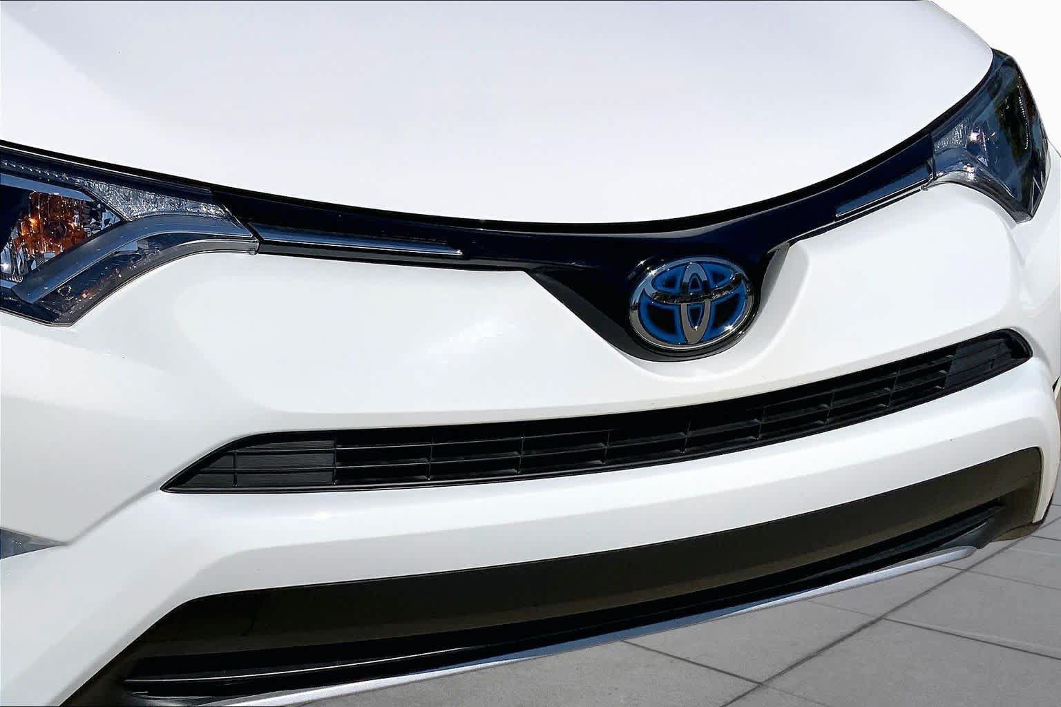 Used 2017 Toyota RAV4 XLE AWD/4WD image 32