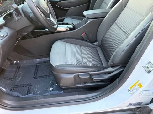 Used 2025 Chevrolet Trax LT w/ LT Convenience Package image 7