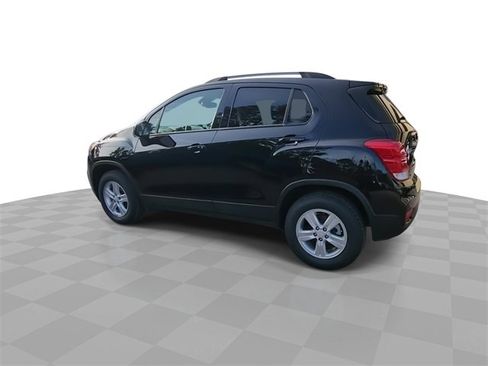 Used 2022 Chevrolet Trax LT w/ LT Convenience Package image 6