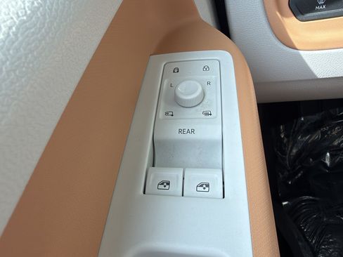 Used 2025 Volkswagen ID. Buzz 1st Edition RWD image 27