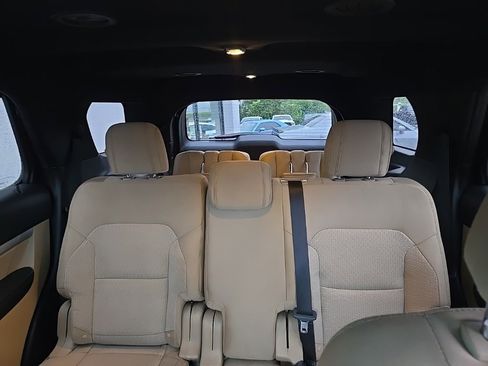 Used 2017 Ford Explorer XLT image 38