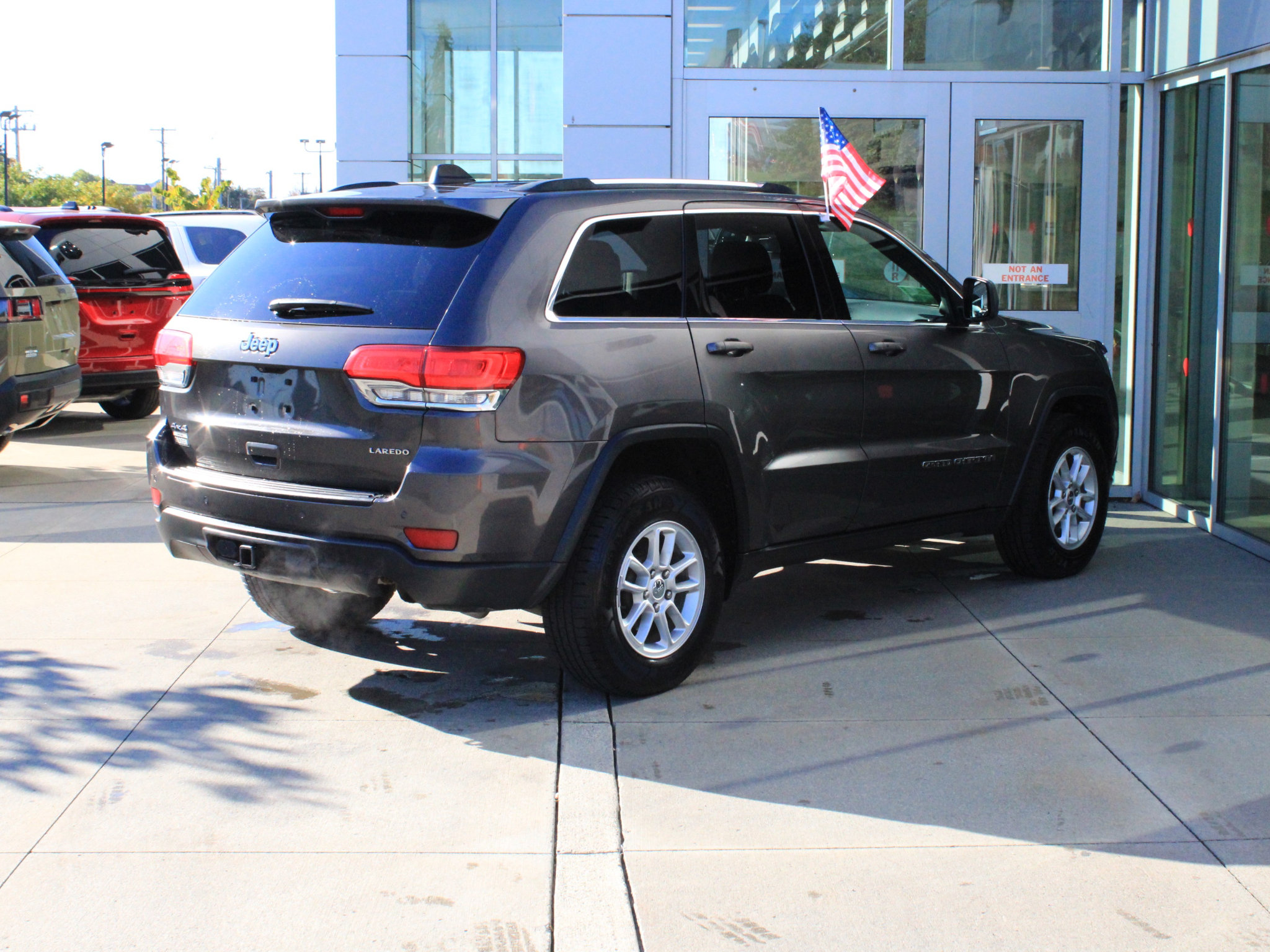 Used 2019 Jeep Grand Cherokee Laredo AWD/4WD image 6
