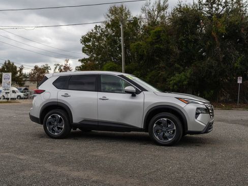 Used 2025 Nissan Rogue SV image 9