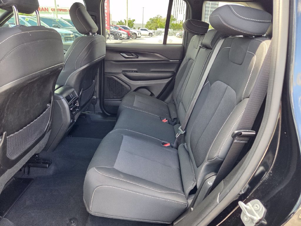 Used 2025 Jeep Grand Cherokee Laredo RWD image 6