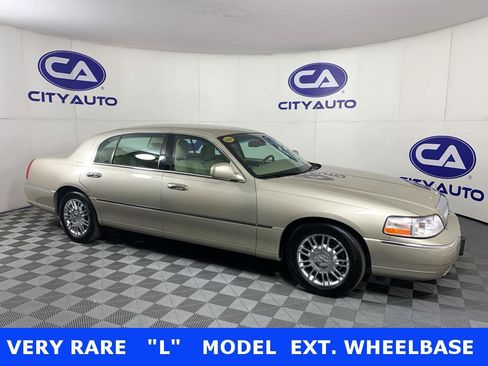 Used 2009 Lincoln Town Car Signature L RWD image 1