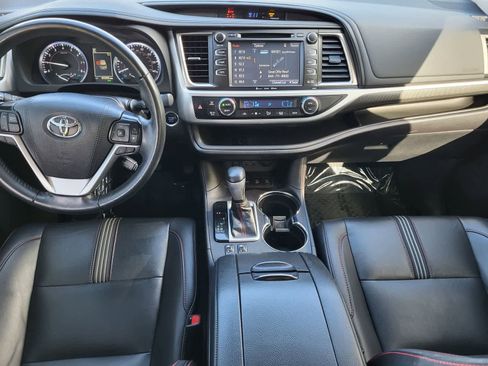 Used 2019 Toyota Highlander SE image 26