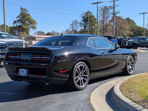 Used 2022 Dodge Challenger R/T w/ Plus Package image 5
