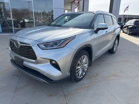Used 2025 Toyota Highlander Platinum image 3