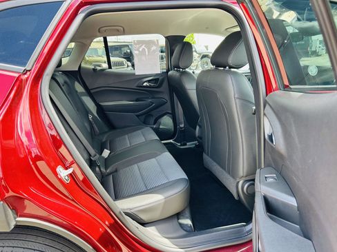 Used 2025 Chevrolet Trax LT w/ LT Convenience Package FWD image 27