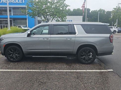 Used 2023 Chevrolet Suburban Premier AWD/4WD image 8