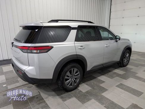 Used 2025 Nissan Pathfinder SV image 4