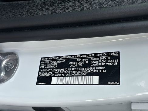 Certified 2025 Volvo XC40 B5 Plus AWD/4WD image 32