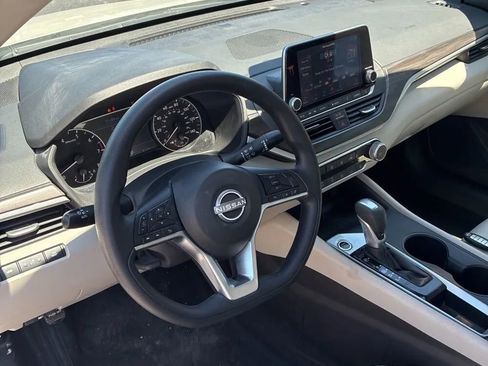 Used 2025 Nissan Altima 2.5 SV FWD image 7