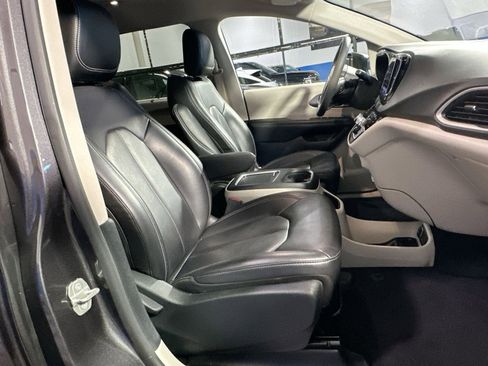 Used 2023 Chrysler Pacifica Touring-L image 36