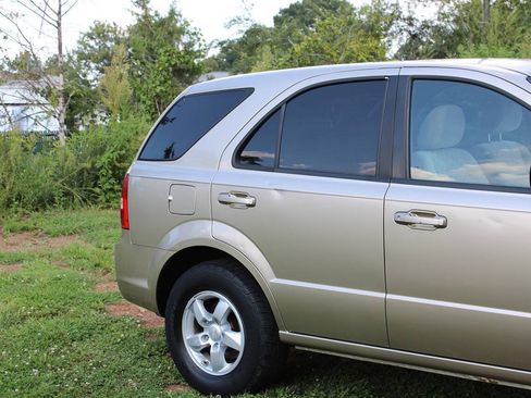 Used 2008 Kia Sorento 2WD image 5