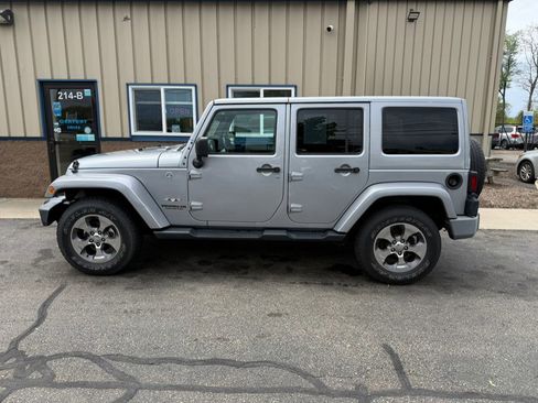Used 2016 Jeep Wrangler Unlimited Sahara w/ Connectivity Group AWD/4WD image 3