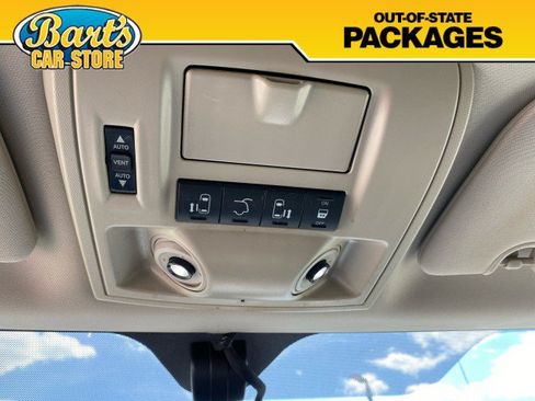 Used 2015 Chrysler Town & Country Limited Platinum FWD image 31