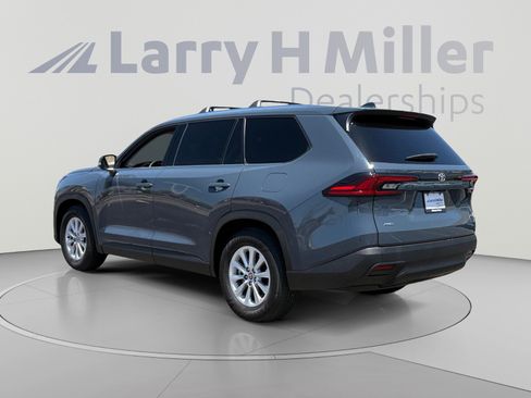 Used 2025 Toyota Grand Highlander AWD image 3