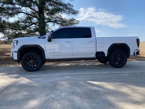 Used 2024 GMC Sierra 2500 AT4 w/ AT4 Preferred Package AWD/4WD image 7